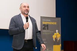 Eugenio José Luque presenta la conferencia de David Meca "Gestión del talento". Seminario "Emprende 21". Paraninfo. Noviembre de 2017
