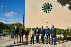 Foto de grupo. Inauguración de la escultura en homenaje a los sanitarios. Facultad de Medicina de la Universidad de Málaga. Octubre de 2021