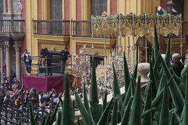 Trono de Nuestra Señora de Gracia y Esperanza. Acto de la Hermandad de los Estudiantes en la Catedral. Plaza del Obispo, Málaga. Abril de 2022