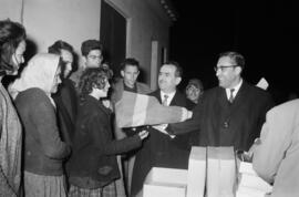 Ramón Castilla Pérez y Francisco García Grana en la recogida y reparto de ropas y mantas para los afectados del temporal de viento. Málaga. Enero de 1963