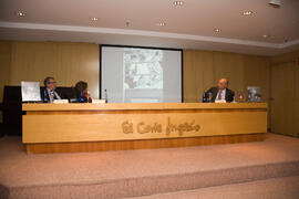 Javier Ramírez impartiendo una conferencia en la presentación de "Málaga en el punto de mira. Relato fotográfico del siglo XX". Ámbito Cultural de El Corte Inglés. Diciembre, 2014.
