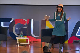 Raquel Haro. Dialogando sobre "cómo convertir tus dramas en una bonita historia". Facultad de Psicología y Logopedia de la Universidad de Málaga. Febrero de 2022