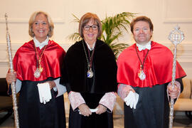 Adelaida de la Calle junto con otros miembros de la Universidad de Málaga momentos previos de salir en el desfile procesional de la estación de penitencia de la Hermandad de los Estudiantes. Abril de 2014