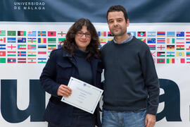 José Carlos Godoy con una alumna en la graduación del CIE de la Universidad de Málaga. Centro Internacional de Español. Febrero de 2015