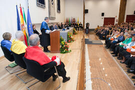 Francisco José Palma Molina en la imposición de la Medalla de Oro de la Universidad de Málaga a Adelaida de la Calle. Paraninfo. Mayo de 2016