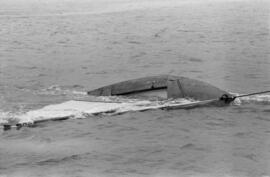 Remolque de embarcación hundida en la regata de balandros. Puerto de Málaga. Enero de 1963