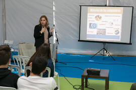 Profesora de Ciencias imparte una charla sobre su titulación. Jornadas de Puertas Abiertas de la Universidad de Málaga. Complejo Polideportivo Universitario. Abril de 2018