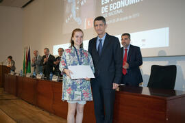 Entrega del quinto premio a Inés Benito. Entrega de premios en el Paraninfo de la Universidad de Málaga. Olimpiada Española de Economía, Fase Nacional. Junio de 2015