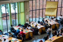 Biblioteca General con la instalación "Biblioteca de Babel XIII", de José Ignacio Díaz de Rábago. Campus de Teatinos. Enero de 2018