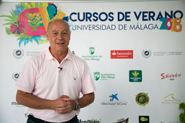 Juan Antonio Corbalán en photocall. Curso "El aceite de oliva, salud, cultura y riqueza de los pueblos mediterráneos". Cursos de Verano de la Universidad de Málaga. Vélez Málaga. Julio de 2018