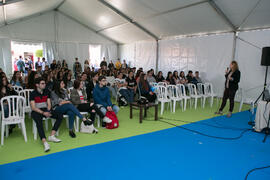 Profesora de Ciencias imparte una charla sobre su titulación. Jornadas de Puertas Abiertas de la Universidad de Málaga. Complejo Polideportivo Universitario. Abril de 2018