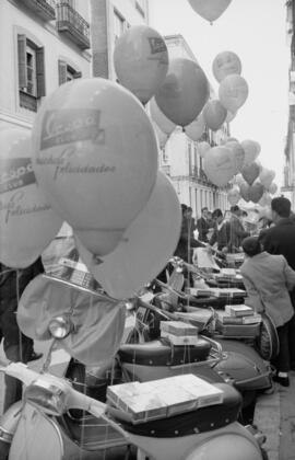 Club Vespa de Málaga. Vespas y globos. Diciembre de 1963