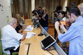 Firma del convenio por la donación de Eugenio Chicano a la Universidad de su colección de fotografías. Rectorado. Septiembre de 2014