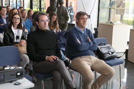 Enrique Jurado y Juan Teodomiro López en la presentación de la exposición bibliográfica "La Biblioteca Universitaria y el Turismo Sostenible en Málaga". Biblioteca General. Abril de 2017