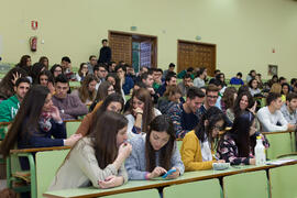 Alumnos asistentes a la jornada inaugural 'Tu valor 10. Un profesional de futuro'. Facultad de Ciencias Económicas y Empresariales. Abril 2015
