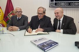 José Manuel González Páramo firma el libro de visitas de la Facultad de Económicas tras la presentación del libro "50 años de doctores Honoris Causa por la Universidad de Málaga". Facultad de Ciencias Económicas y Empresariales. Febrero de 2024