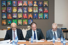 Hamid AL-Haimiy, Pedro Farias y Maamar Bettayeb en la firma del convenio con la Universidad de Sharjah, Emiratos Árabes. Edificio del Rectorado. Noviembre de 2015
