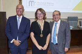 Entrega de la Medalla de Oro de la Facultad de Medicina de la Universidad de Málaga a Yolanda García Calvente en la celebración de su 50 Aniversario. Facultad de Medicina. Octubre de 2022
