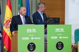 Javier Ramírez y Francisco Ruano en la presentación del coleccionable de Diario Sur "Estampas de Málaga 2". Edificio del Rectorado. Septiembre de 2016