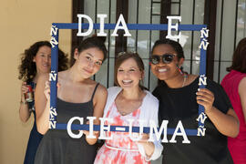 Alumnas posan en la fiesta del Día del Español. Centro Internacional de Español de la Universidad de Málaga. Junio de 2016
