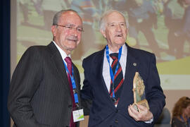 Entrega de premio "Cima-Un estilo de vida" a Juan Francisco Marcos. 6º Congreso Internacional de Actividad Física Deportiva para Mayores. Escuela Técnica Superior de Ingeniería de Telecomunicaciones y de Informática. Marzo de 2015