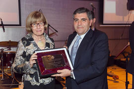 Entrega de placa en agradecimiento a Teresa Prieto. Cena del 3º Congreso Internacional de Actividad Físico-Deportiva para Mayores de la Universidad de Málaga. Hotel Barceló Málaga. Marzo de 2009