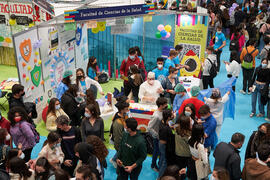 Stand de la Facultad de Ciencias de la Salud. Jornada de Puertas Abiertas de la Universidad de Málaga. Complejo Polideportivo Universitario. Marzo de 2022