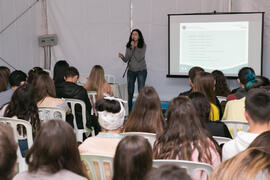 Profesora de Ciencias imparte una charla sobre su titulación. Jornadas de Puertas Abiertas de la Universidad de Málaga. Complejo Polideportivo Universitario. Abril de 2018