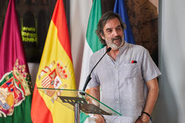 Intervención de Ángel Idígoras en la inauguración de su mural en la Facultad de Ciencias Económicas y Empresariales de la Universidad de Málaga. Campus de El Ejido. Junio de 2022