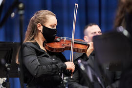 Violinista. Concierto de Bandas Sonoras de la 31 edición de Fancine de la Universidad de Málaga. Auditorio de la Escuela Técnica de Ingeniería de Telecomunicaciones e Informática. Noviembre de 2021