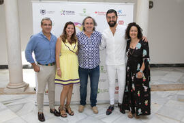 Manu Sánchez y Selu García Cosío con autoridades. Curso "30 años de Carnaval de Cádiz, máximo exponente del humor crítico" . Cursos de Verano de la Universidad de Málaga. Vélez-Málaga. Julio de 2019