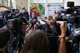 José María Aznar atiende a los medios. Cursos de Verano de la Universidad de Málaga. Edificio del Rectorado. Julio de 2018