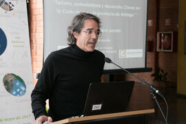 Enrique Navarrete en la presentación de la exposición bibliográfica "La Biblioteca Universitaria y el Turismo Sostenible en Málaga". Biblioteca General. Abril de 2017