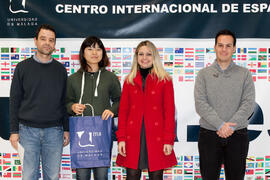 José Carlos Godoy, Sandra Reche y Daniel Mora con una alumna en su graduación en el CIE de la Universidad de Málaga. Centro Internacional de Español. Febrero de 2015