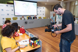 Cámara graba la presentación de los Cursos de Verano 2019. Edificio del Rectorado. Junio de 2019