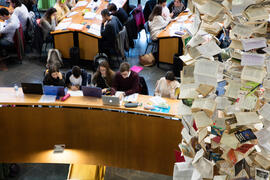 Biblioteca General con la instalación "Biblioteca de Babel XIII", de José Ignacio Díaz de Rábago. Campus de Teatinos. Enero de 2018