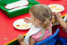 Niña comiendo en la Escuela Infantil Francisca Luque. Campus de Teatinos. Mayo de 2014