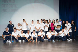 Entrega del premio Inclusión a los miembros de la Fundación Málaga Club de Fútbol EDI- Málaga Genuine. Gala del Deporte Universitario 2019. Escuela Técnica Superior de Ingeniería de Telecomunicaciones. Junio de 2019