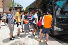 Alumnos subiendo al autobús. Salida desde el Campus de El Ejido. Aventura Amazonia Marbella. Olimpiada Española de Economía, Fase Nacional. Calle Miguel Bueno Lara. Málaga. Junio de 2015