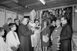 Inauguración y bendición de la tómbola benéfica instalada en la Plaza de la Constitución. Málaga. Noviembre de 1963