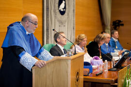 Mario Vargas en la investidura como Doctor "Honoris Causa" de Miguel Delibes de Castro por la Facultad de Ciencias de la Universidad de Málaga. Rectorado. Junio de 2014