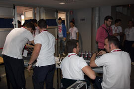 Voluntarios a la entrada de la conferencia de clausura. 4º Congreso Internacional de Actividad Físico-Deportiva para Mayores. Escuela Técnica Superior de Ingeniería Informática y Telecomunicaciones. Marzo de 2011