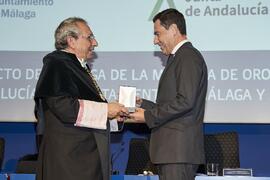 José Ángel Narváez y Juan Manuel Moreno. Imposición de la Medalla de Oro de la Universidad de Málaga a la Junta de Andalucía. Paraninfo. Noviembre de 2023