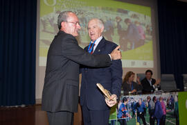 Entrega de premio "Cima-Un estilo de vida" a Juan Francisco Marcos. 6º Congreso Internacional de Actividad Física Deportiva para Mayores. Escuela Técnica Superior de Ingeniería de Telecomunicaciones y de Informática. Marzo de 2015