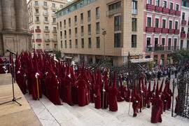 Penitentes en el acto de la Hermandad de los Estudiantes en la Catedral. Plaza del Obispo, Málaga. Abril de 2022
