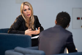 Cristina Mena. "Dialogando" con Ousman Umar. Facultad de Estudios Sociales y del Trabajo. Marzo de 2020