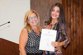 Gema Zarzuela con una alumna en su graduación. Centro Internacional de Español. Julio de 2014