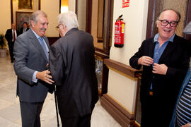 Momentos previos al acto de entrega de la Medalla de la Ciudad y el título de Hijo Predilecto a Eugenio Chicano. Ayuntamiento de Málaga. Octubre de 2014