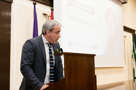 Antonio María Lara presenta la conferencia "Dialogando para desmontar mitos sobre nutrición", con Aitor Sánchez. Facultad de Medicina. Marzo de 2017