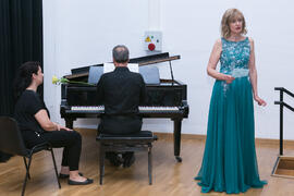 La soprano Ascensión Padilla y el pianista Ernesto Gabaldón. Graduación y clausura del curso del Aula de Mayores de la Universidad de Málaga. Campus de Teatinos. Junio de 2018